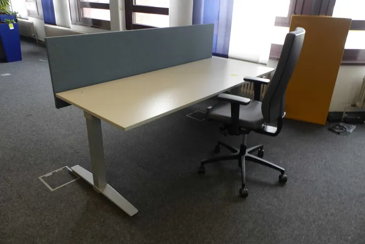 Elektrisch höhenverstellbarer Schreibtisch mit Trennwand und Bürostuhl Maße in cm ca. 200 x 80